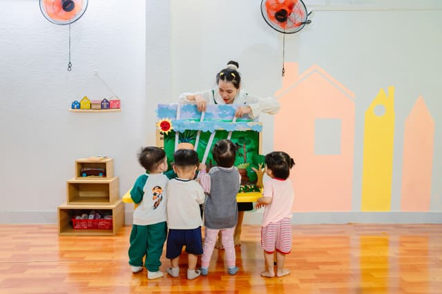 Giáo viên chăm sóc trẻ tại Trường Mầm Non Cỏ Ba Lá