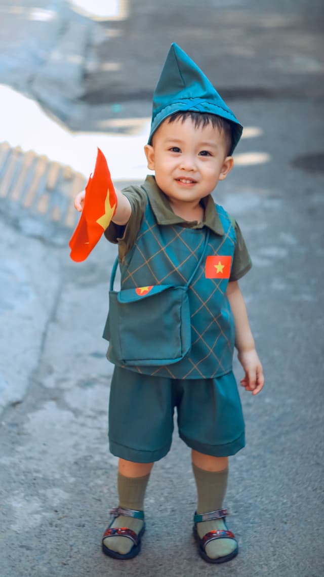 Bé hóa thân chú bộ đội tại Trường Mầm Non Cỏ Ba Lá