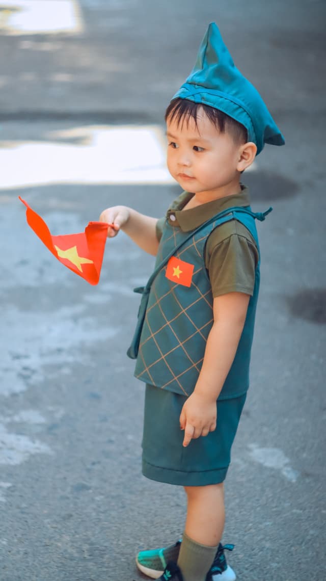 Bé vẽ cờ đỏ sao vàng tại Trường Mầm Non Cỏ Ba Lá
