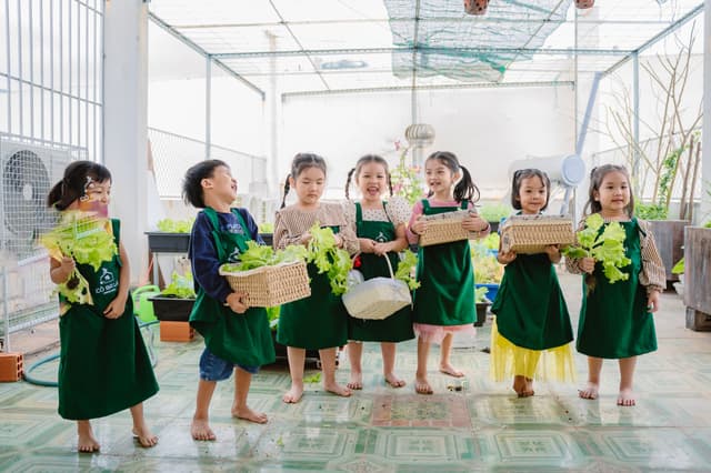 Bé chơi ngoài trời