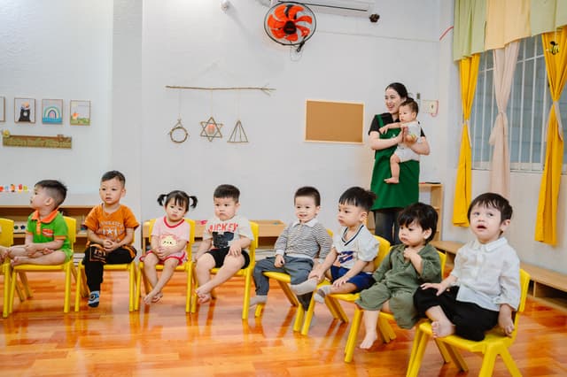 Bé chơi đàn piano