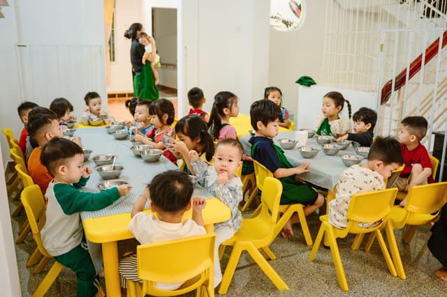 Bé tham gia lớp STEM