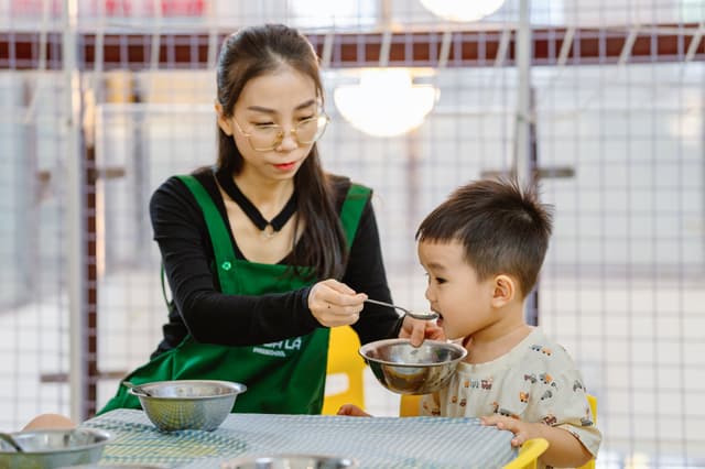 Giờ ăn trưa của bé