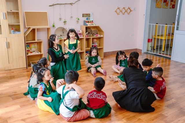 Bé cầm cờ khi dã ngoại