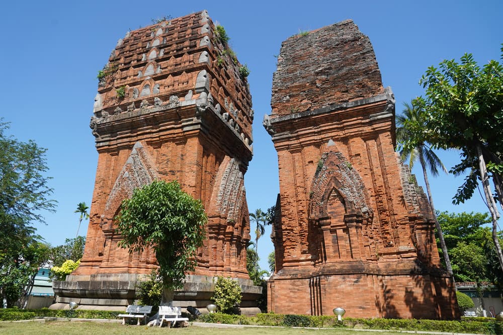 Di tích Tháp Đôi kiến trúc Chăm Pa cổ đại ở Quy Nhơn