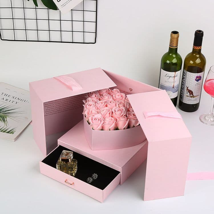 Tặng Gì Cho Vợ Vào Valentine? 10 Gợi Ý Quà Tặng Lãng Mạn & Ý Nghĩa