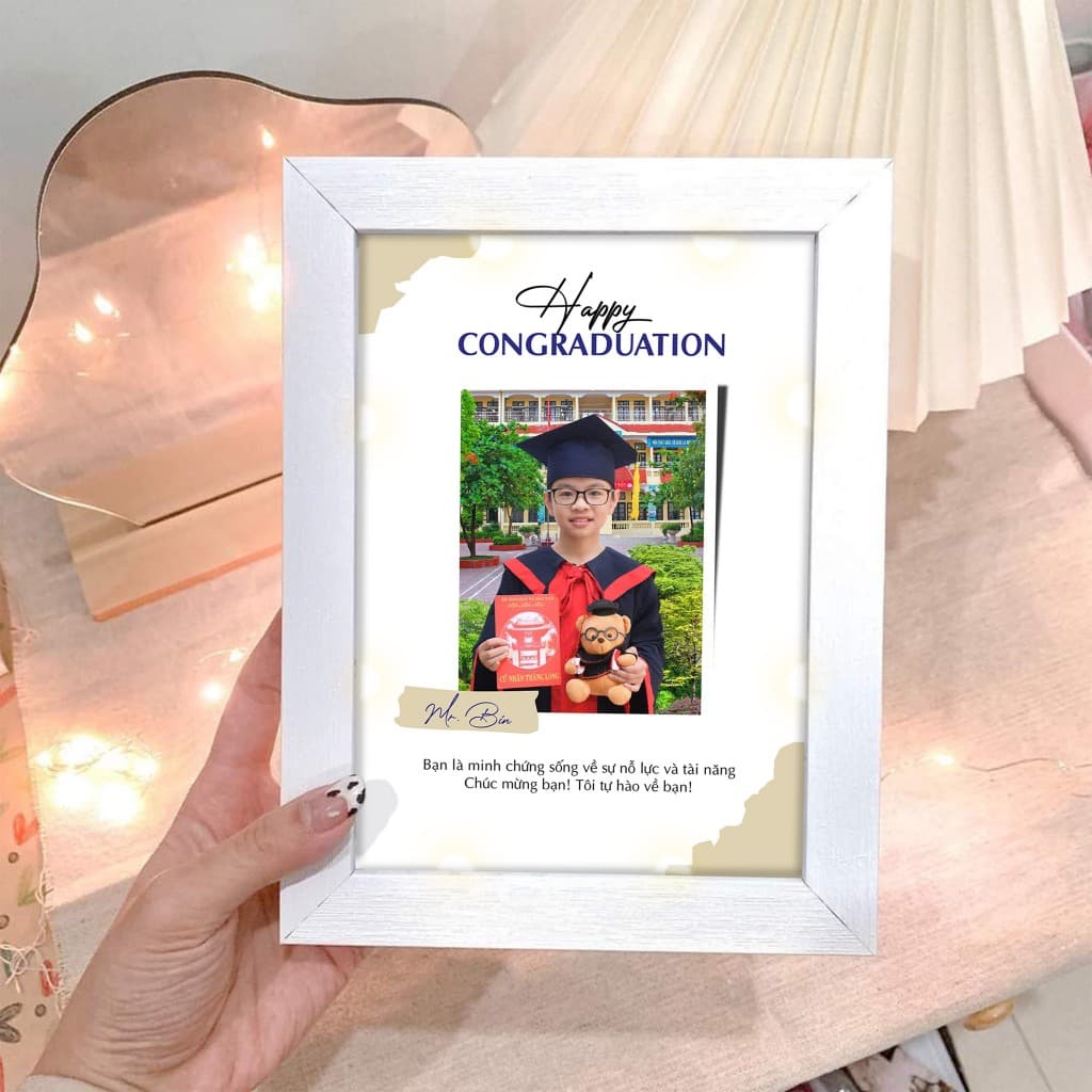 Khung ảnh kỷ niệm – quà tặng kèm hoa tốt nghiệp