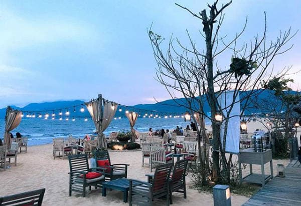 Bãi biển Quy Nhơn về đêm mùa Noel