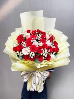 Bó hoa hồng đỏ lãng mạn