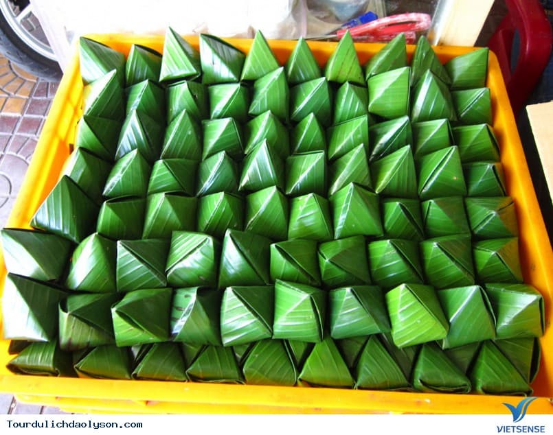 Bánh ít lá gai - Niềm tự hào của ẩm thực Bình Định Đặc sản Bánh ít lá gai Quy Nhơn dẻo thơm vỏ nếp nhân đậu xanh