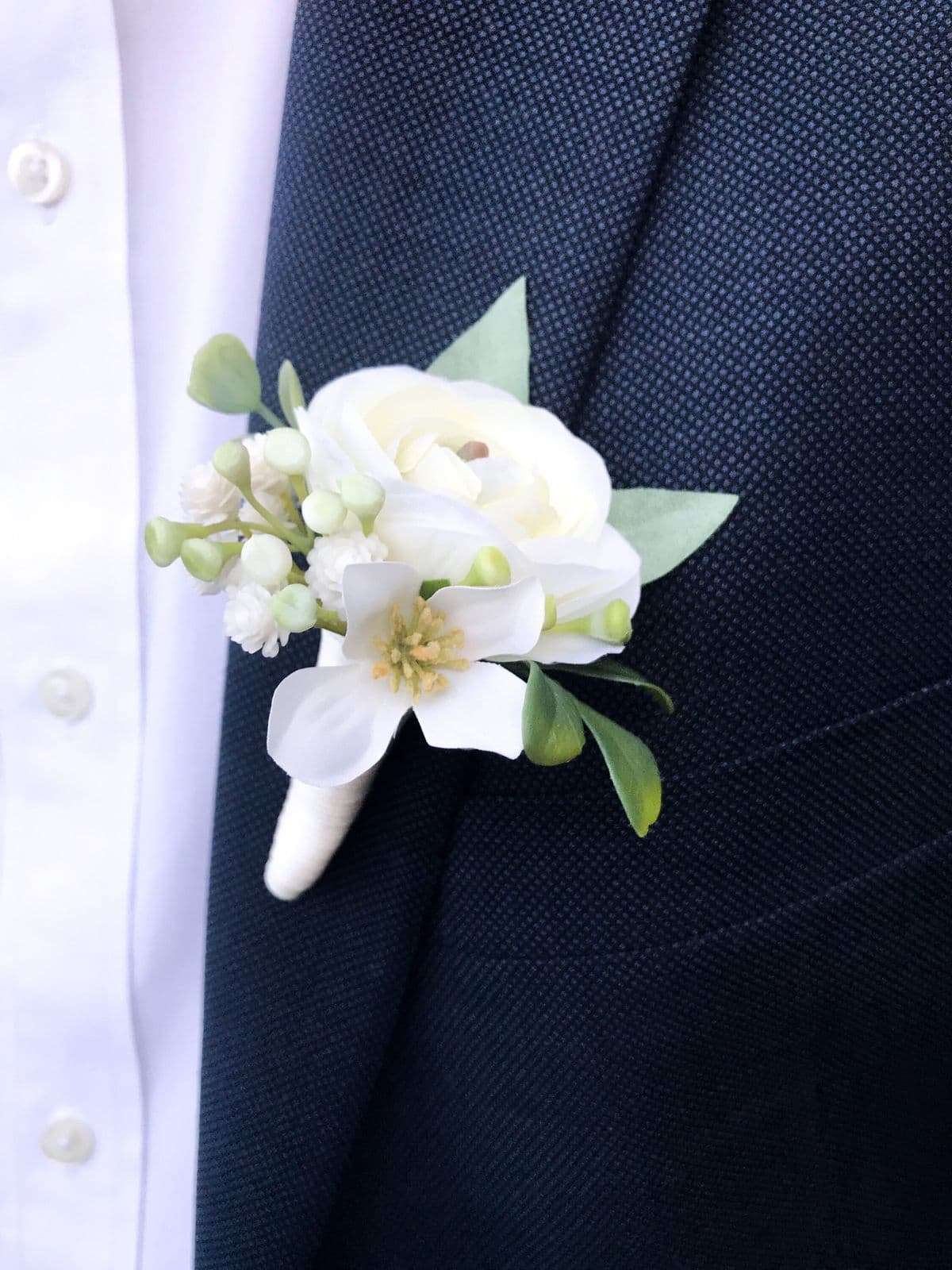Sự tinh tế trong từng chi tiết nhỏ nhất Hoa cài áo chú rể thiết kế tinh tế tone xuyệt tone với cô dâu